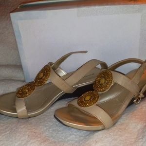 Bandolino White Gold Wedge